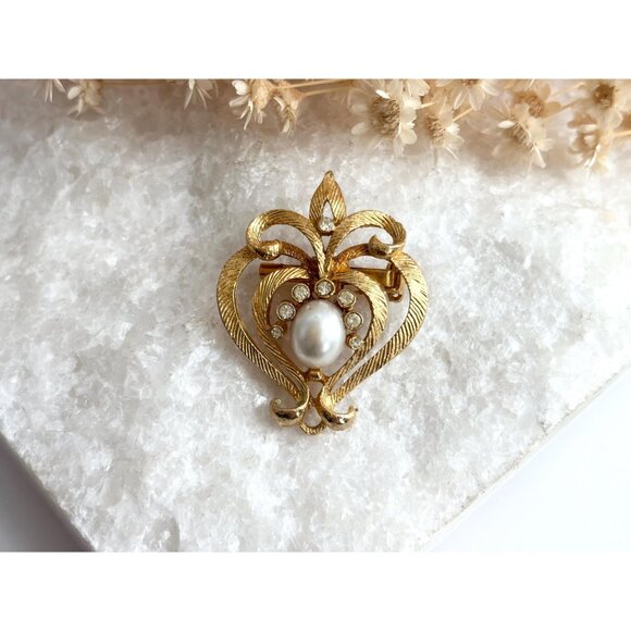 Gold Toned Textured Abstract Art Nouveau Inspired & Pearl Vintage Brooch - Picture 2 of 9